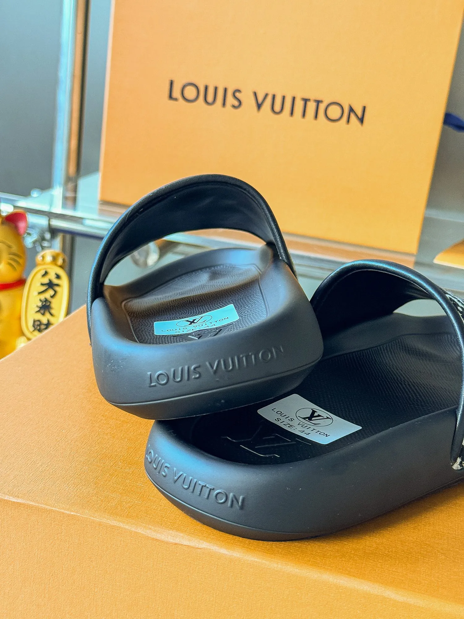 [L Home] P: 300💰 ▪️Shoe size: Women's 35-40 Men's 38-46▪️Packaging: Counter top quality~original packaging Louis Vuitton lv couple's monogram embossed slippers This season, Waterfront sandals return with a new look, and the upper buckle is embossed with Louis Vuitton's iconic Monogram pattern. Made of waterproof rubber with a comfortable and resilient insole. The lightweight, flexible outsole is embossed with the Louis Vuitton logo. Exquisitely packaged at the delivery counter 🛍📦 ▪️Fabric: Original molded rubber foam ▪️Sole: Original molded rubber foam outsole ▪️Sole thickness: 3CM.
